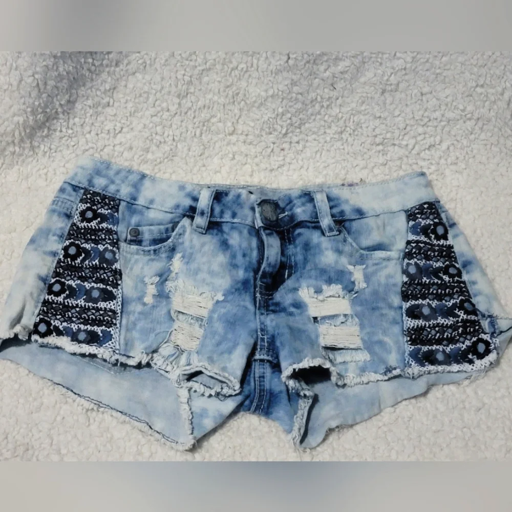 Hippie laundry shorts. Size 5 like new. Beautiful embroidered flowers on front - Picture 1 of 7